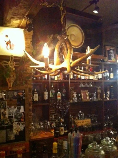 鹿角照明と店内装飾