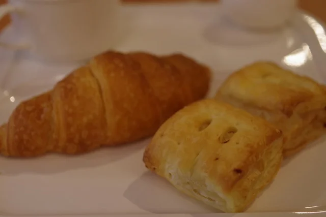 クロワッサンとマカロニデニッシュ