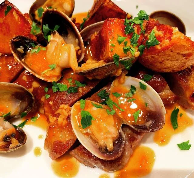 北海道産三元豚のローストと浅利のアレンテージョ風