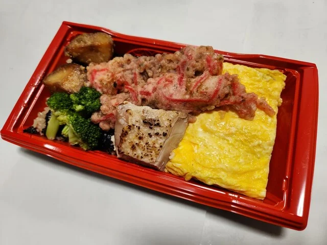 きのこご飯と卵焼き弁当