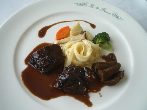 標津産子羊の赤ワインソース煮込み