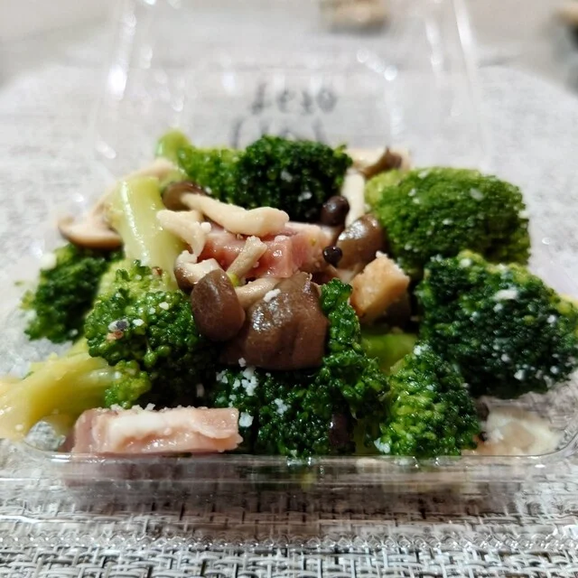 ブロッコリーとしめじのやみつきサラダ