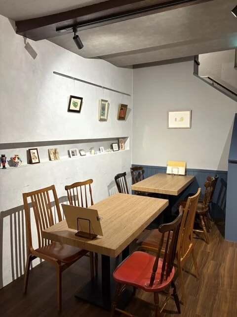 テーブル席（4名掛け&times;2）