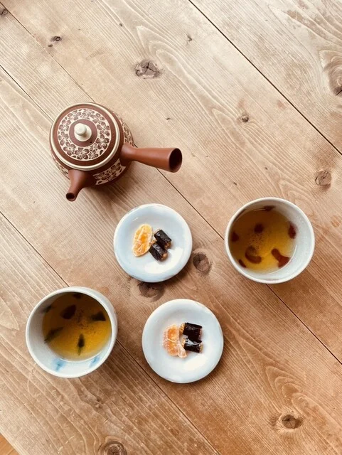 浅煎りほうじ茶と茶菓子