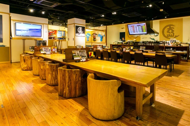 木のぬくもりあふれる店内