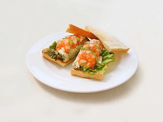 エビとアボカドのサンドイッチ