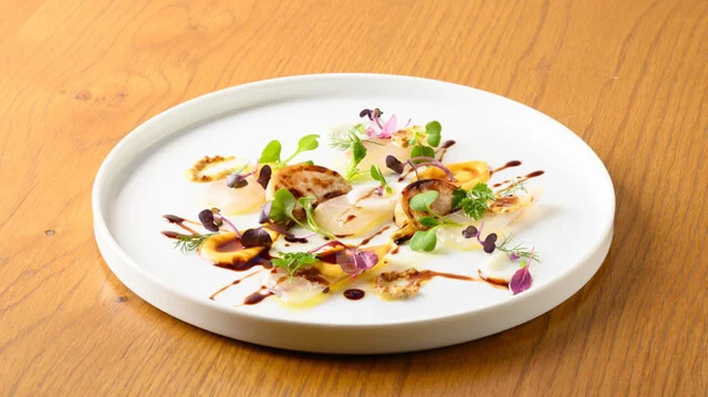 真鯛の炙り 柿のビネグレットと蕪のビュレ