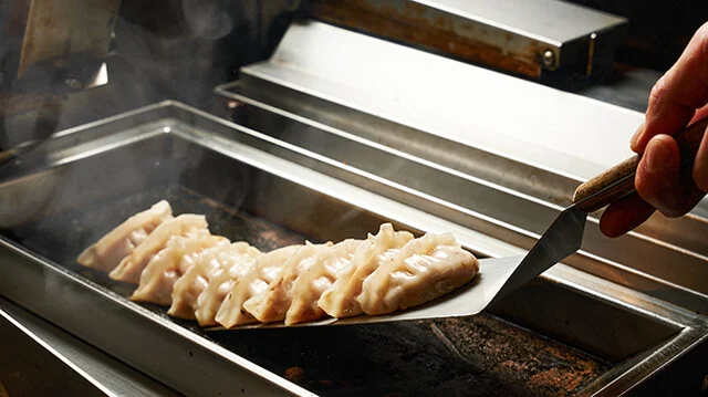 餃子を焼くシーン