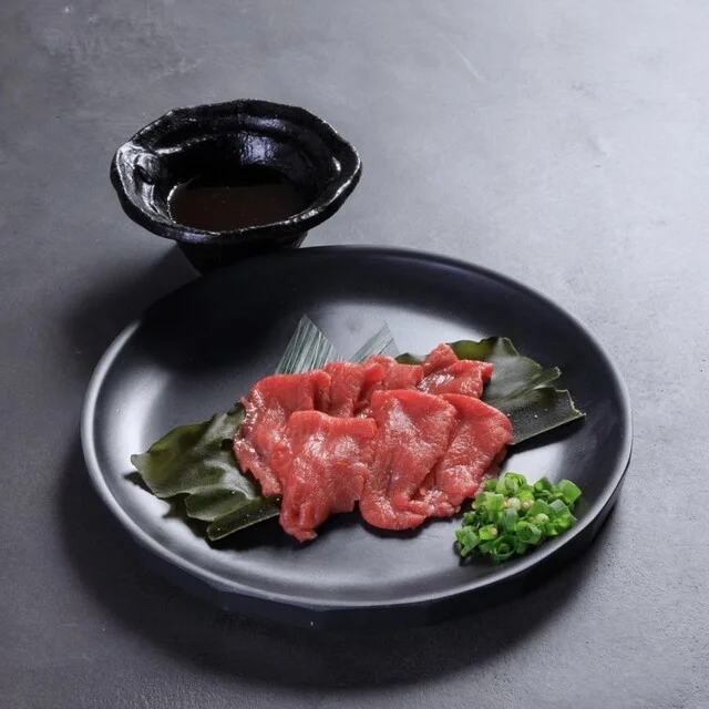 昆布〆タン刺し