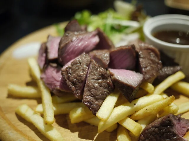 バーデンバーデン札幌駅前店｜名物さしとろと道産牛ステーキの個室肉バル