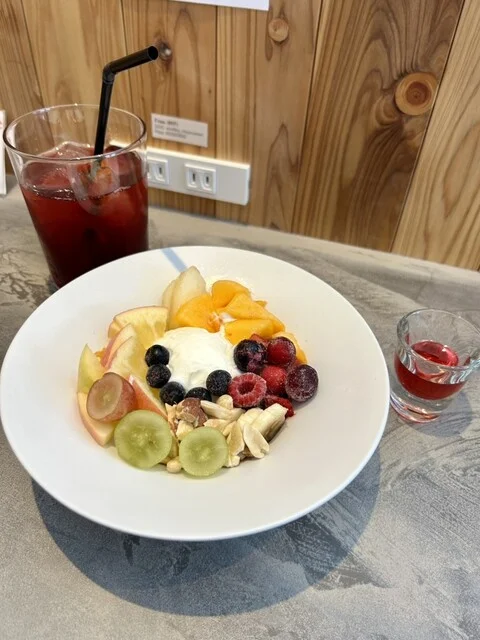 グリークヨーグルトボウルとアロニアソーダ