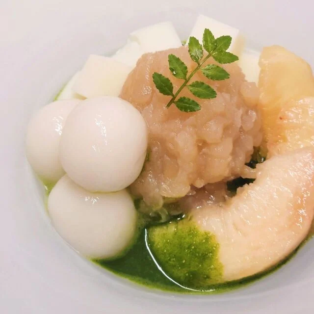 季節のあんみつ（桃と抹茶）