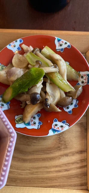 豚とアスパラ、きのこのガリバタ炒め