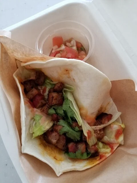 自家製スモークベーコンとオリジナルサルサのタコス