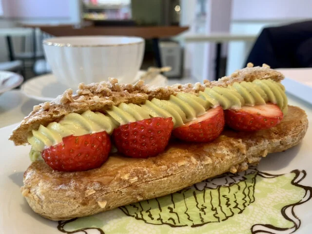 苺とピスタチオのエクレア