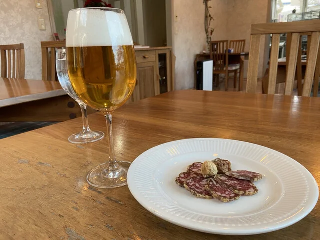 サービスのサラミとドライイチジク