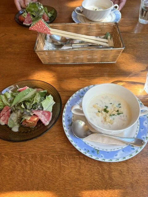 クラムチャウダーとサラダ