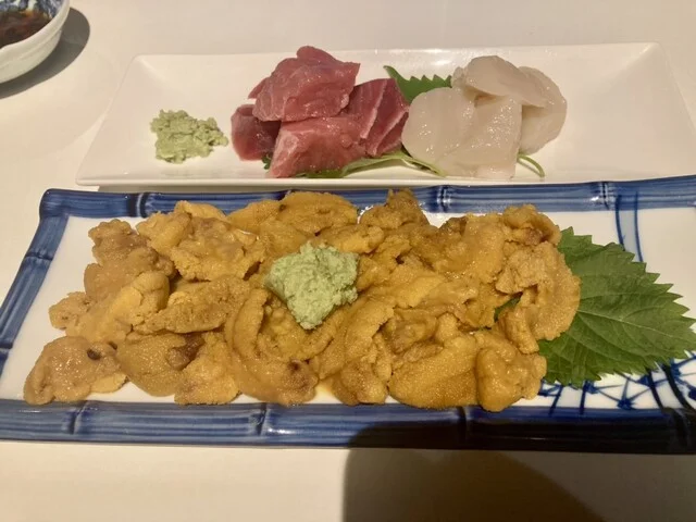 ウニ、本マグロとホタテの二色盛り