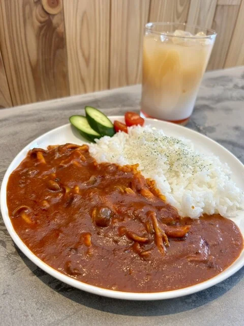 スパイシー赤カレーと桜香るハニーミルクティー