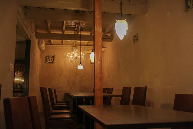 落ち着いた雰囲気を醸し出すテーブル席