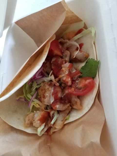 マリネチキンとヨーグルトソースのスパイシータコス