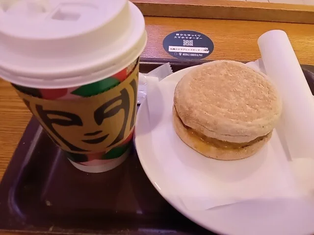 ホットコーヒーとソーセージマフィン