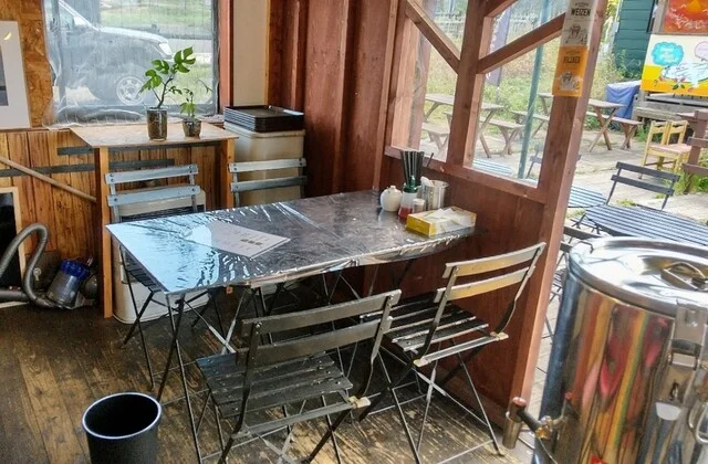 内観 テーブル席