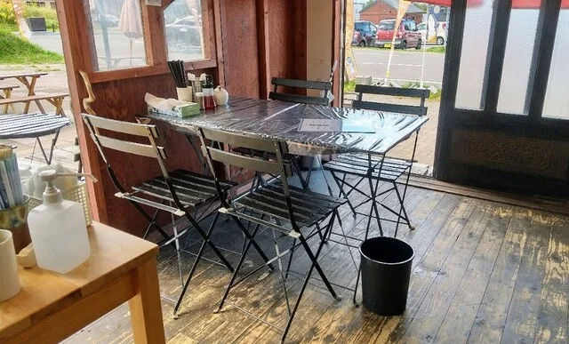 内観 テーブル席