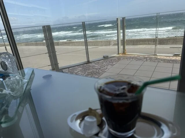 波打ち際とアイスコーヒー