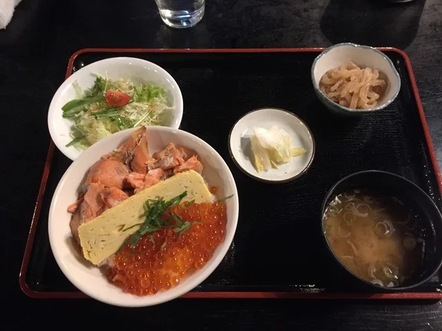 サケとイクラの親子丼定食