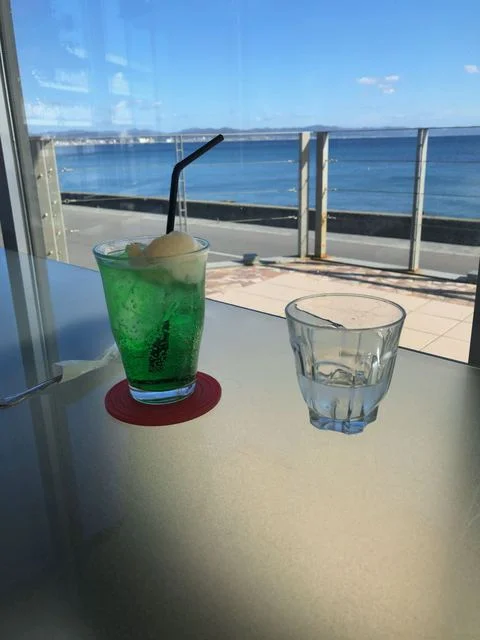 店内からの海の眺め