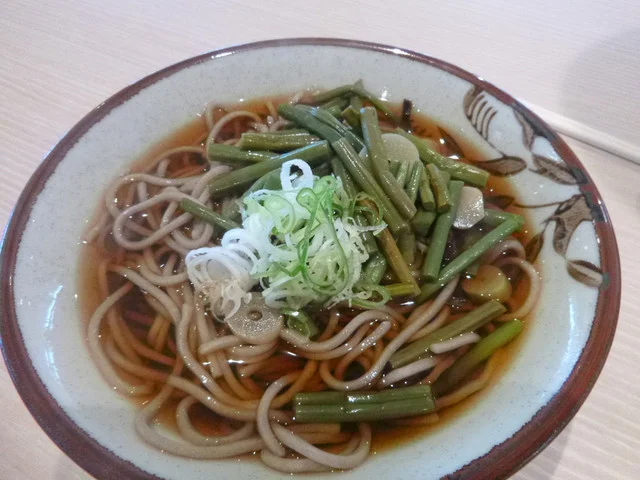 やなぎ家 JRA札幌競馬場店｜海老天そば600円が人気の立ち食いそば店【ウマ店】