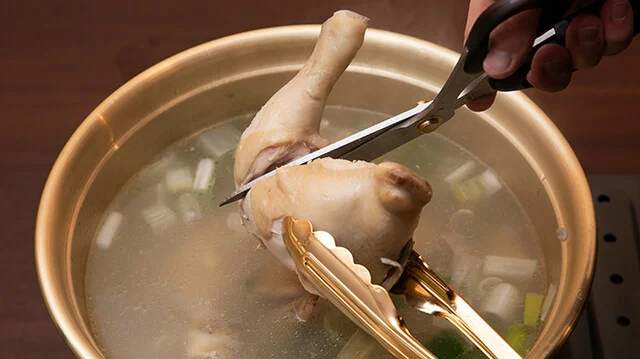 タッカンマリ切り分けシーン1