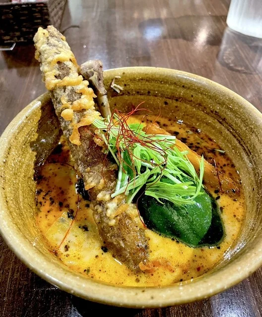 大きな牛蒡フライが乗ったチキンカレー