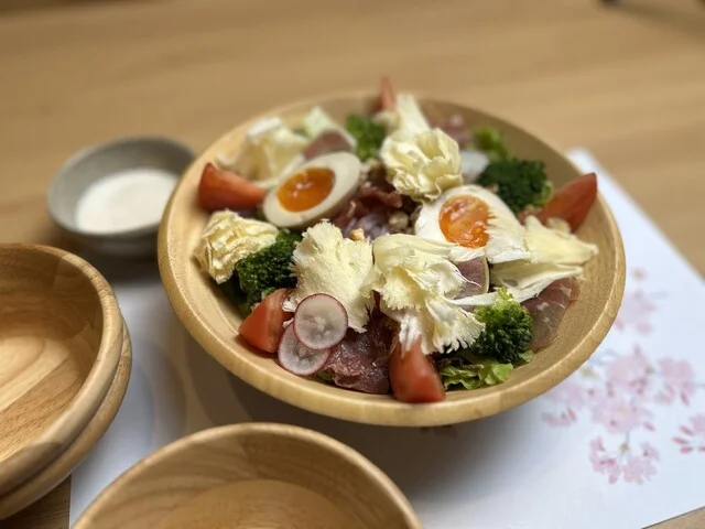 花びらチーズのシーザーサラダ