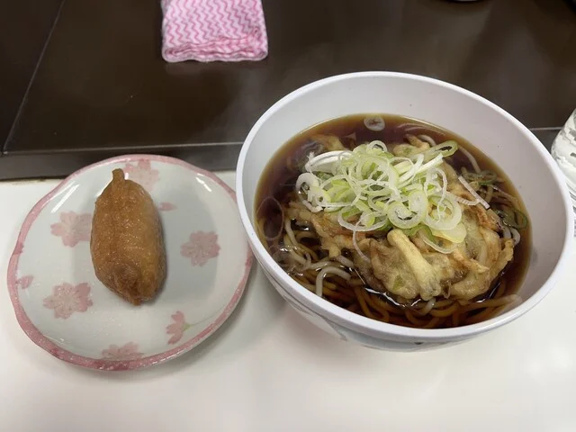 そば処 弁菜亭 | 札幌駅ホームの立ち食いそば【評価3.3・290円〜】早朝営業・旅情あふれる北海道名物
