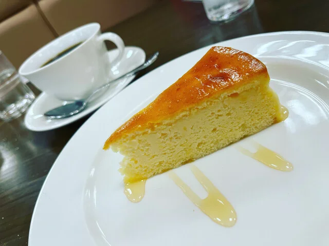 ブックス&カフェ 札幌ステラプレイス店｜本が読める駅直結カフェ【ウマ店】