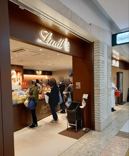 リンツ ショコラ ブティック&カフェ 札幌アピア店｜北海道初の直営店で20種類以上のリンドール量り売り＆絶品ソフトクリーム【札幌駅直結】