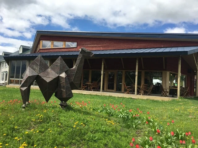 ラクダの像が目印