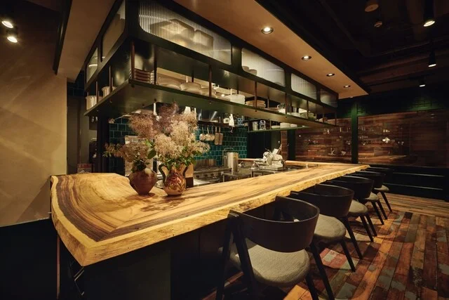 カウンター席 1枚板の自慢のカウンター