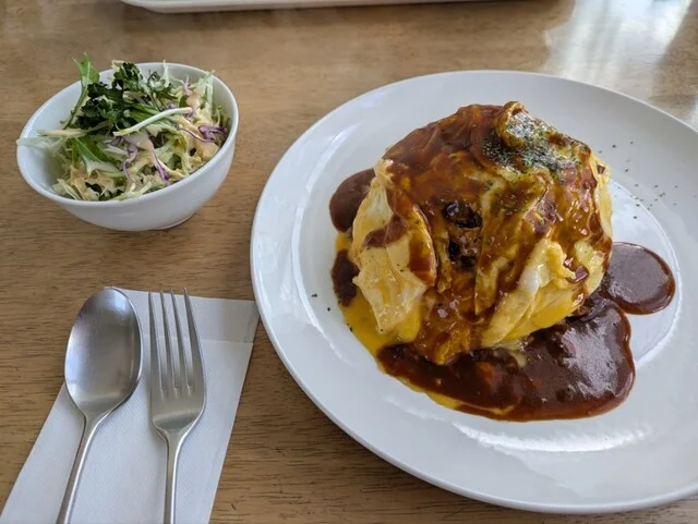 ハンバーグと挽肉のオムライス