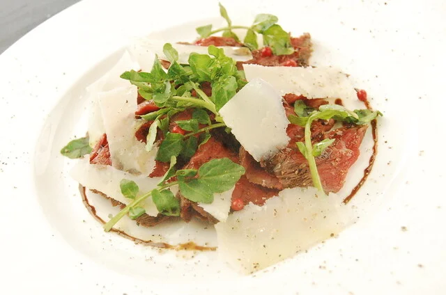 北海道産牛肉とルッコラのサラダ仕立て