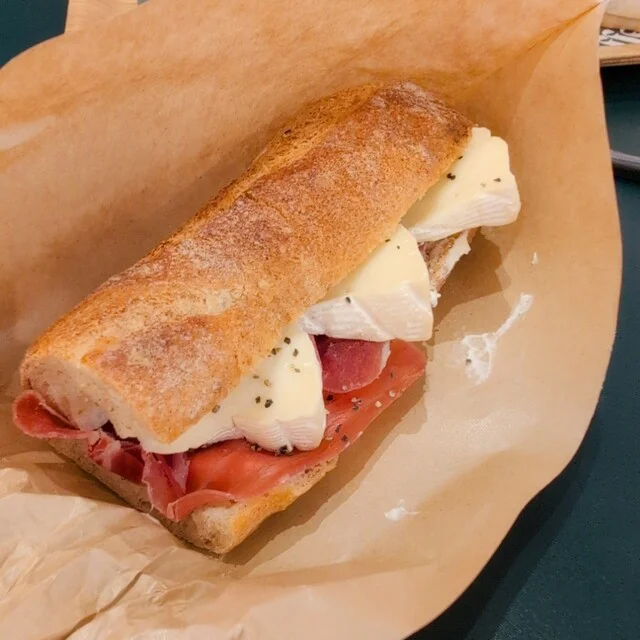 生ハムとカマンベールチーズのバケットサンド