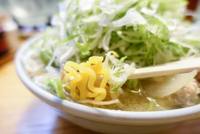 黄色い札幌ラーメンの麺