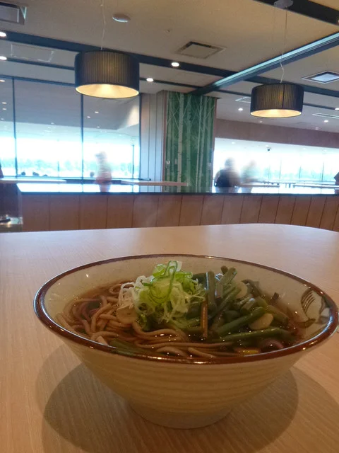 スタンド形式の店内