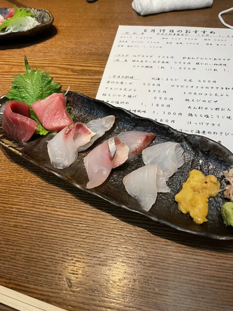 刺身盛り合わせ（マグロ・鯛・カンパチ・ヒラメ・生ウニ）