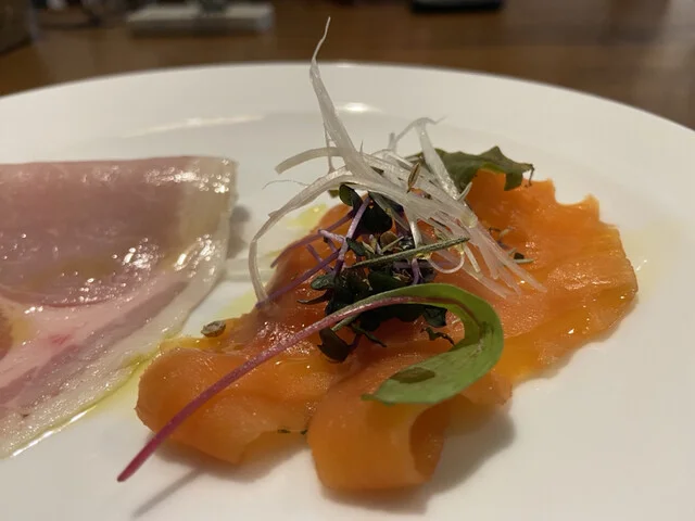 前菜ロースハムとサーモンマリネ