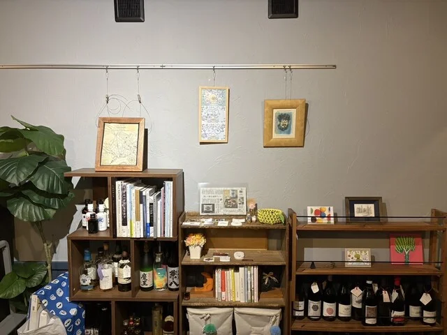 アート展示スペース（カウンター席側）