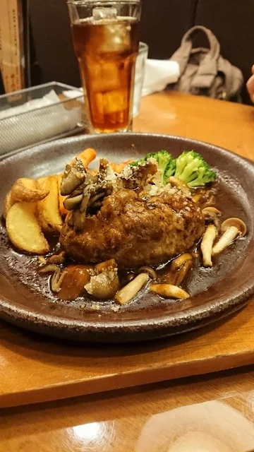 たっぷりきのこのデミグラスハンバーグ