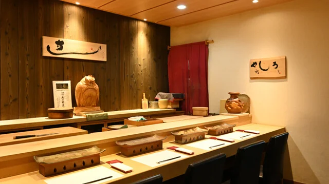 檜一枚板のカウンター席